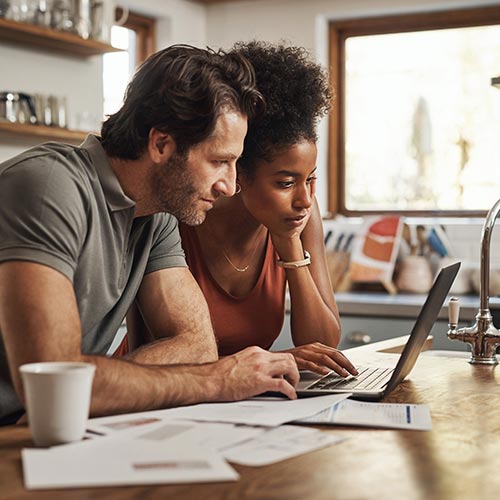 couple-on-laptop